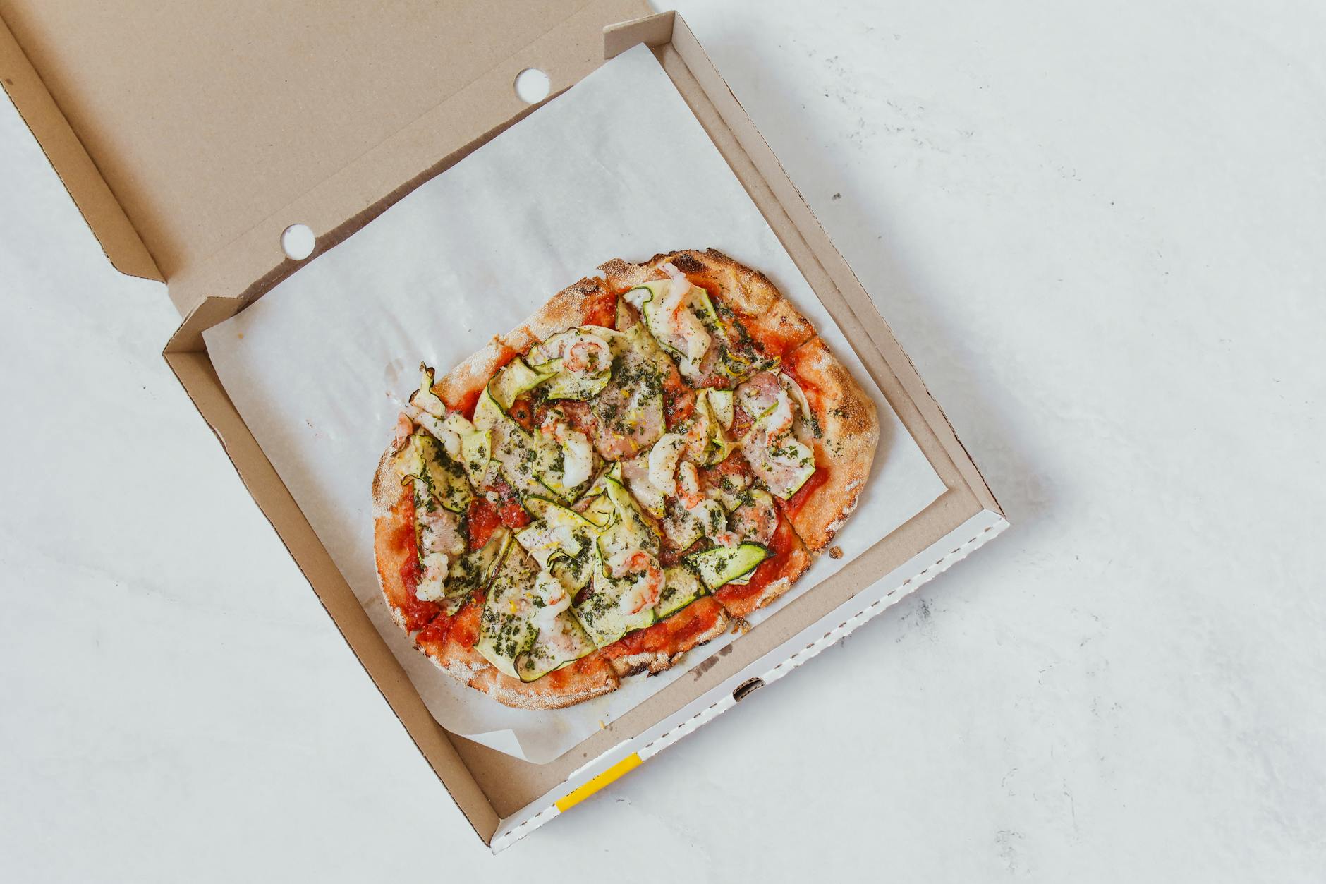 Które składniki na pizzę najlepiej znoszą street foodową rzeczywistość i podróż w pudełku Pizza w pudełku kartonowym z góry, gotowa do street foodowej dostawy