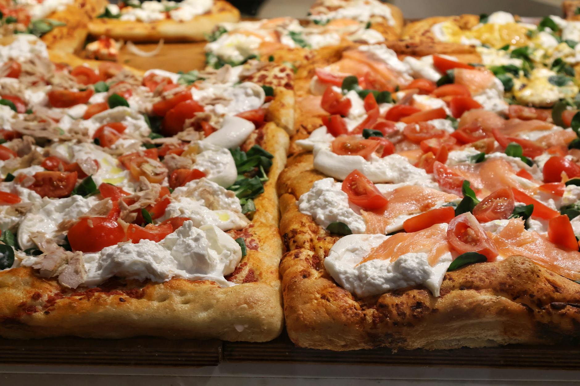 Rzemieślnicza pizza street food z różnymi dodatkami w stylu włoskim Rzemieślnicza pizza street food z różnymi dodatkami w stylu włoskim