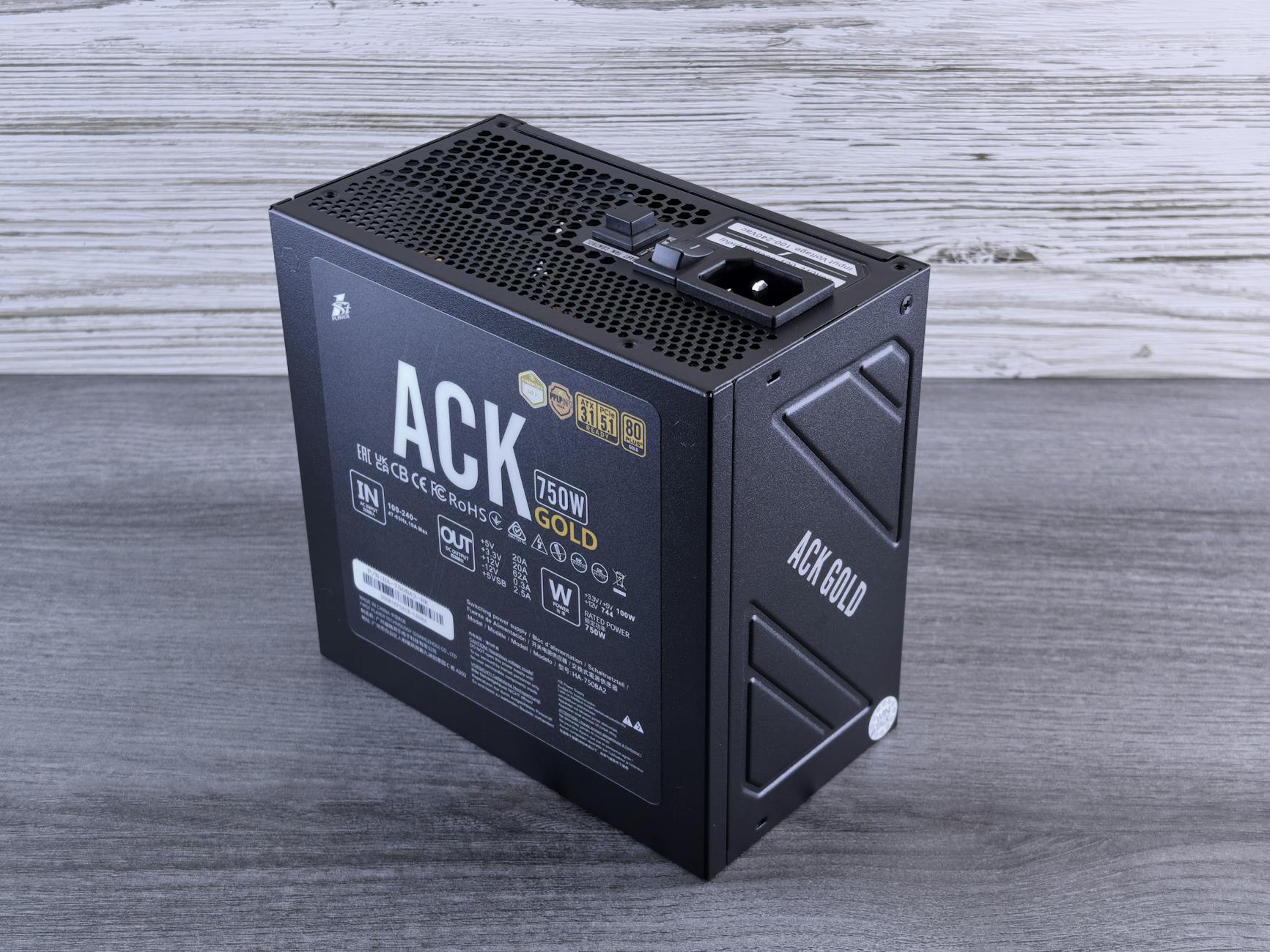 Zasilacz komputerowy 750W z certyfikatem 80 Plus Gold