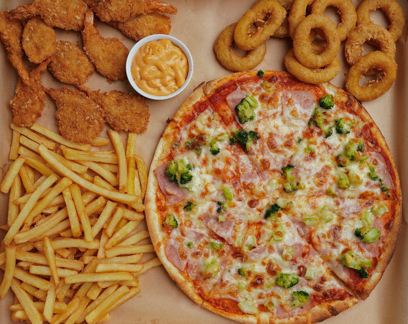 Pizza z krewetkami, frytkami, krążkami cebuli i sosem serowym