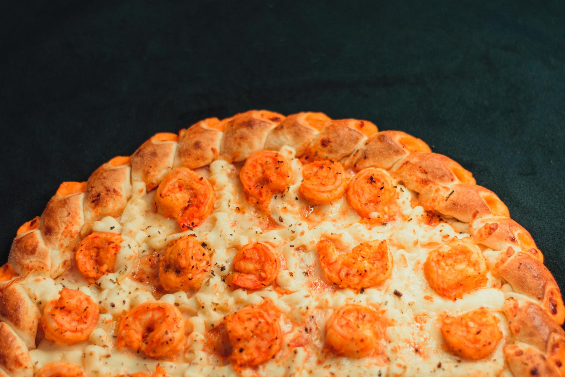 Pizza z krewetkami i serem na ciemnym tle