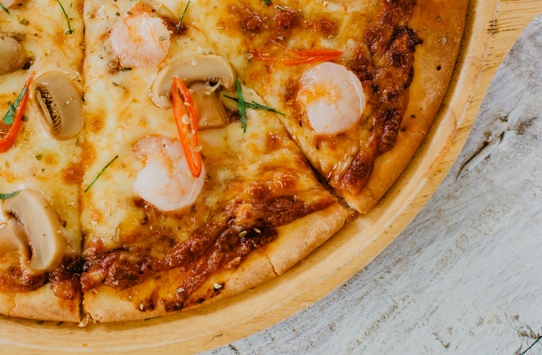 Pizza z krewetkami, pieczarkami i papryczką chili z ciągnącym serem Pizza z krewetkami, pieczarkami i papryczką chili z ciągnącym serem
