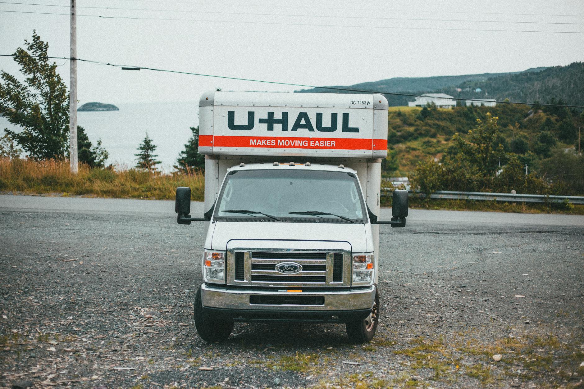 Samochód ciężarowy U-Haul zaparkowany na polnej drodze w plenerze