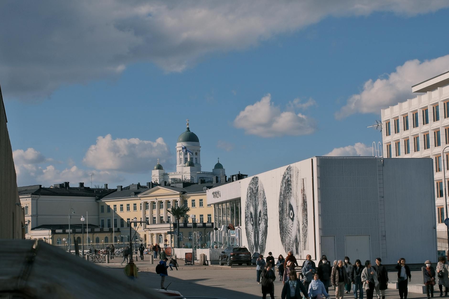 Spacerowicze przed katedrą w Helsinkach w letnie popołudnie