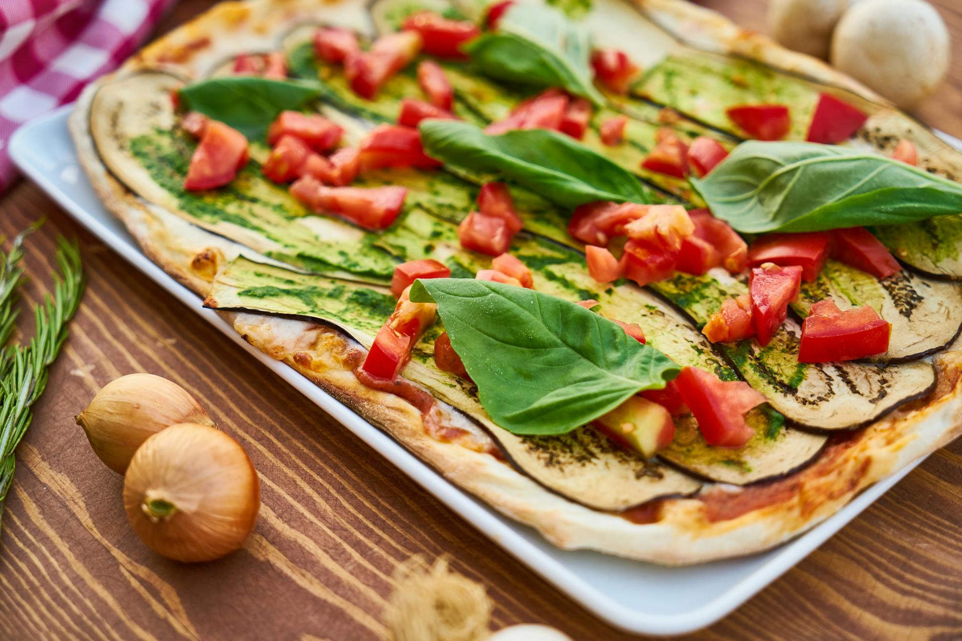 Zdrowa pizza warzywna z bakłażanem, pomidorami i świeżą bazylią