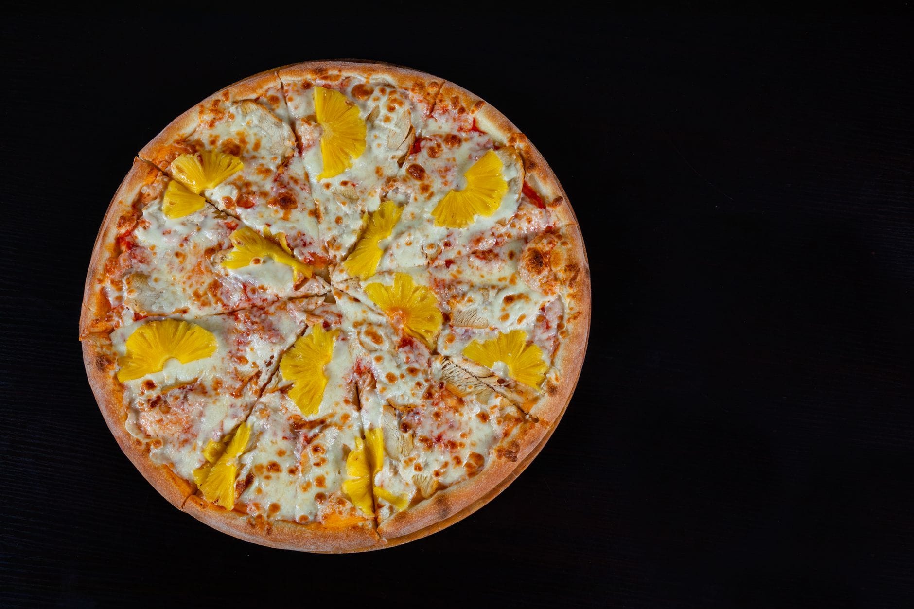 Co Włosi naprawdę myślą o ananasie na pizzy i innych kontrowersyjnych połączeniach smaków Pizza hawajska z ananasem i serem na ciemnym tle