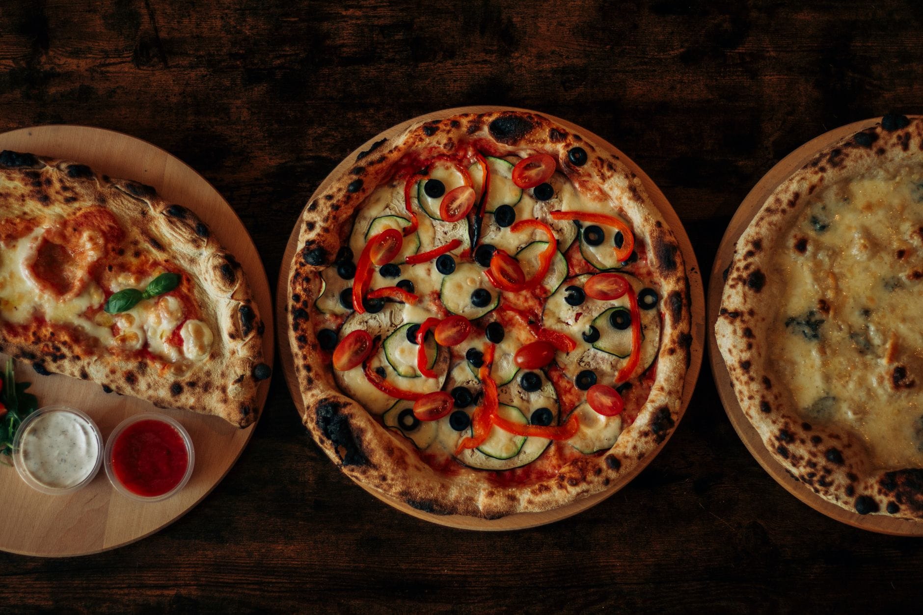 Pizza w mieście a kultura napiwków – ile zostawić, kiedy obsługa zawiedzie, a kiedy warto nagrodzić pizzaiolo i kelnera