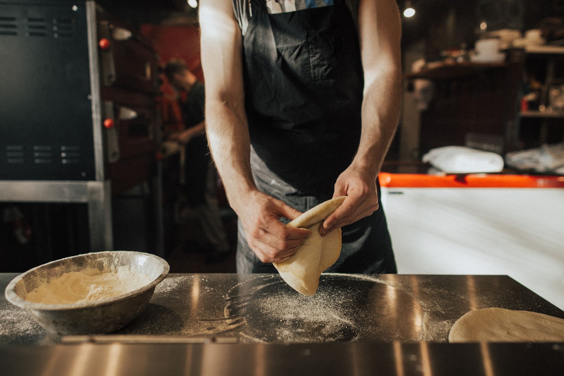 Pizza w mieście a kultura napiwków – ile zostawić, kiedy obsługa zawiedzie, a kiedy warto nagrodzić pizzaiolo i kelnera