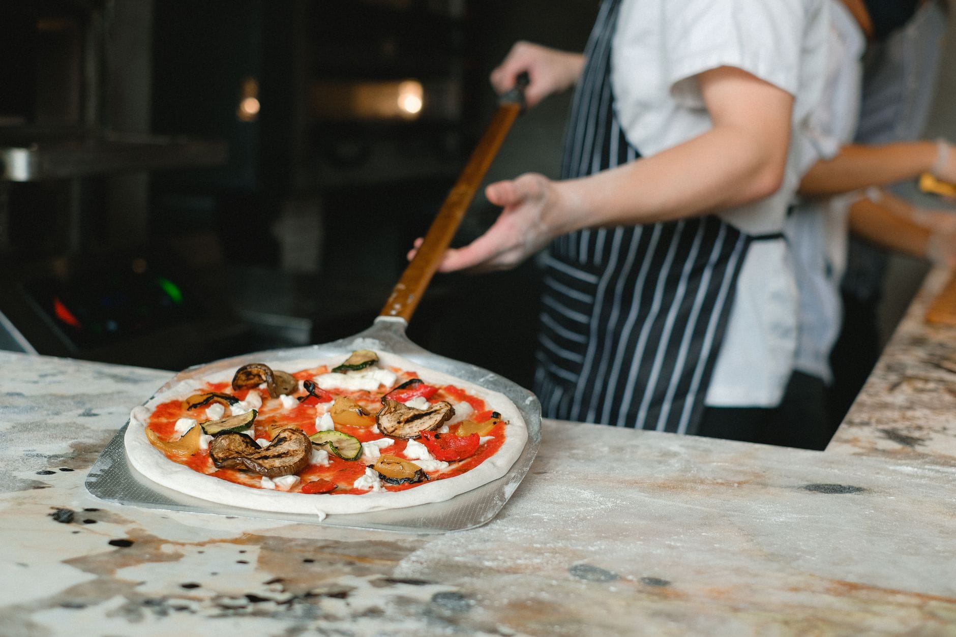 Pizza w mieście a kultura napiwków – ile zostawić, kiedy obsługa zawiedzie, a kiedy warto nagrodzić pizzaiolo i kelnera
