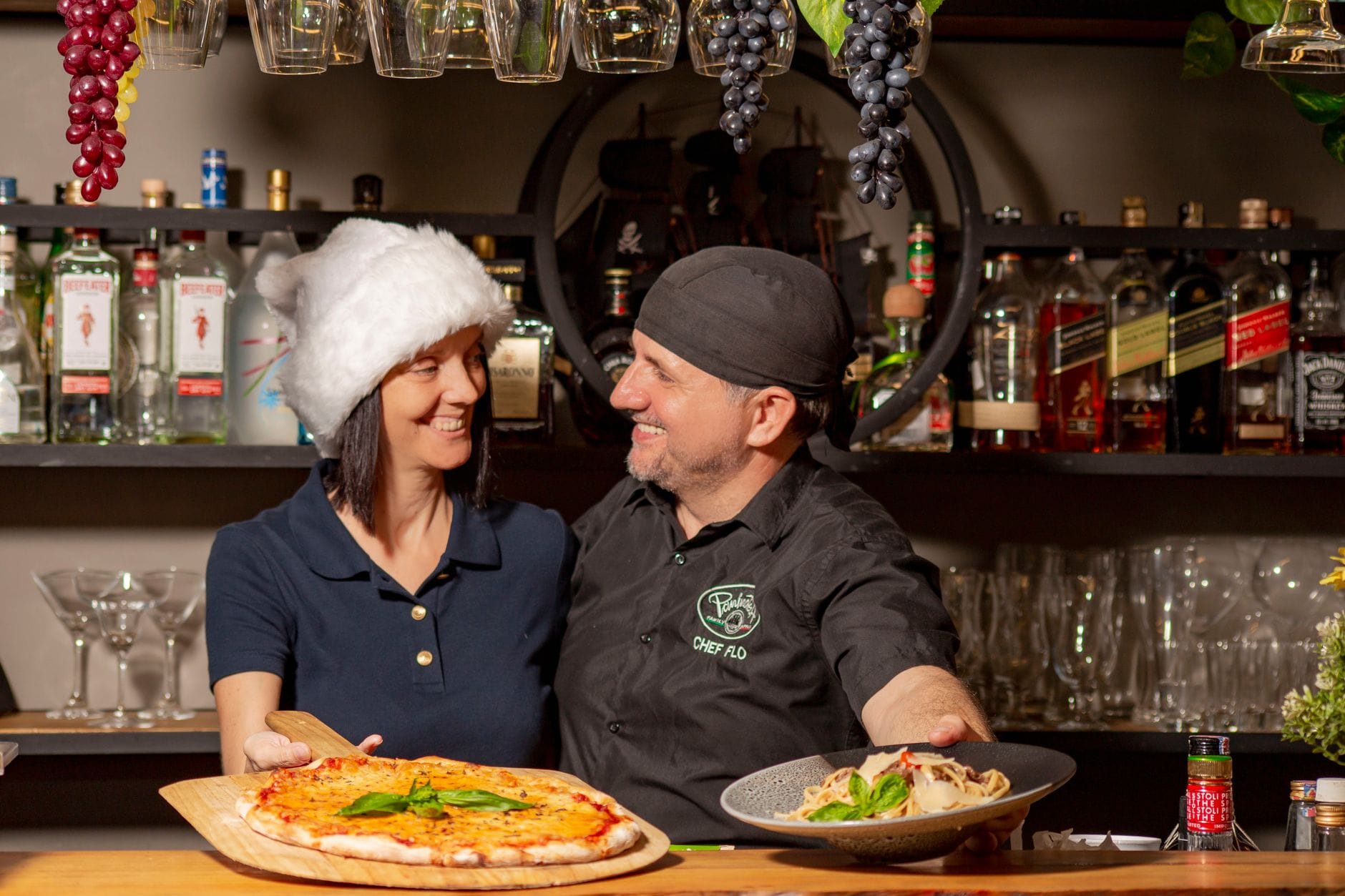 Włoscy kucharze prezentują pizzę i makarony w restauracji