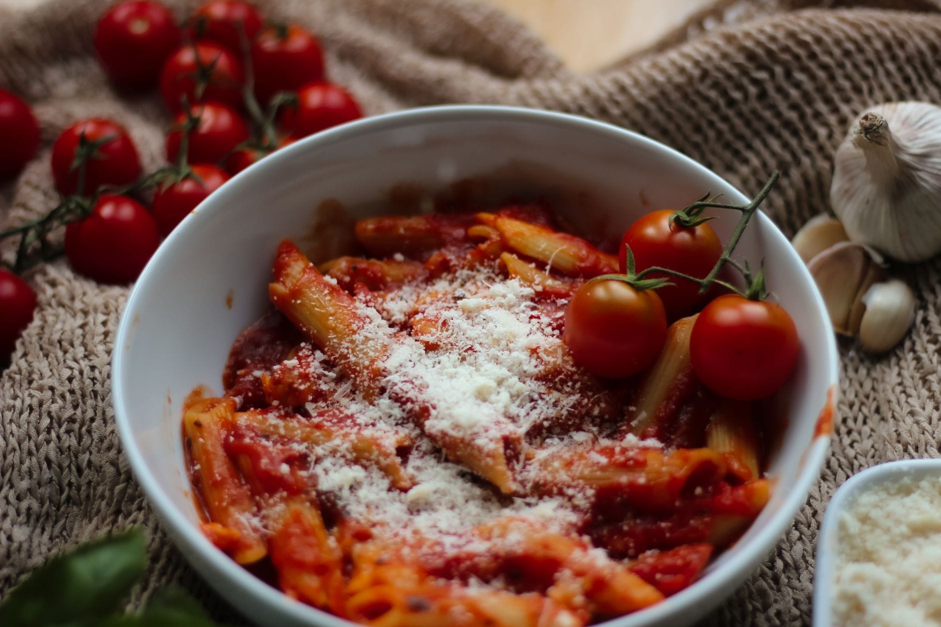 Makaron penne w sosie pomidorowym z tartym parmezanem Makaron penne w sosie pomidorowym z tartym parmezanem