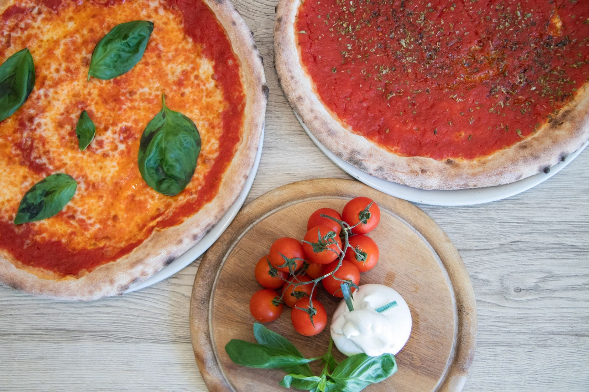 Jak doprawiać sos do pizzy sezonowo zioła przyprawy i dodatki w rytmie roku Pizza Margherita i Marinara z pomidorami i mozzarellą z góry