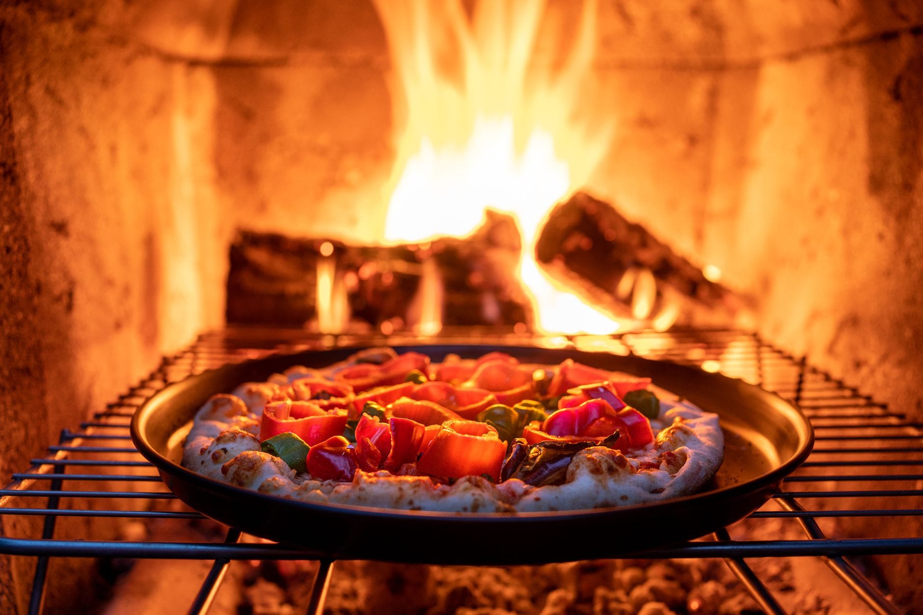 Pizza piecząca się w domowym piecu opalanym drewnem na tarasie